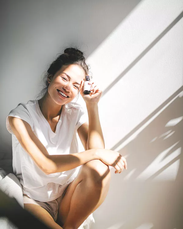 https://www.cbd-vital.de/media/catalog/product/c/b/cbdvital_stimmungsfoto_virginia_oelflasche_3_1.webp